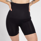 High-Waisted Mid Thigh Short, Schwarz